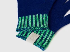 Knitted gloves