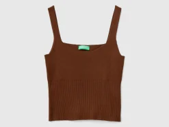 Knitted tank top with square neckline