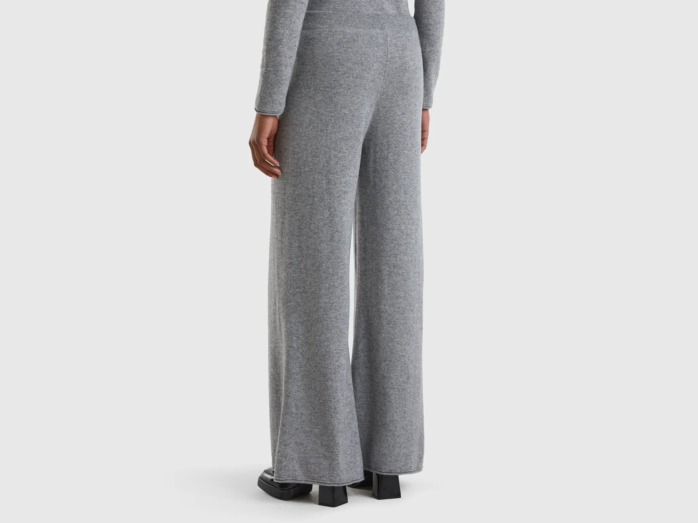 Light gray wide leg trousers in cashmere and wool blend