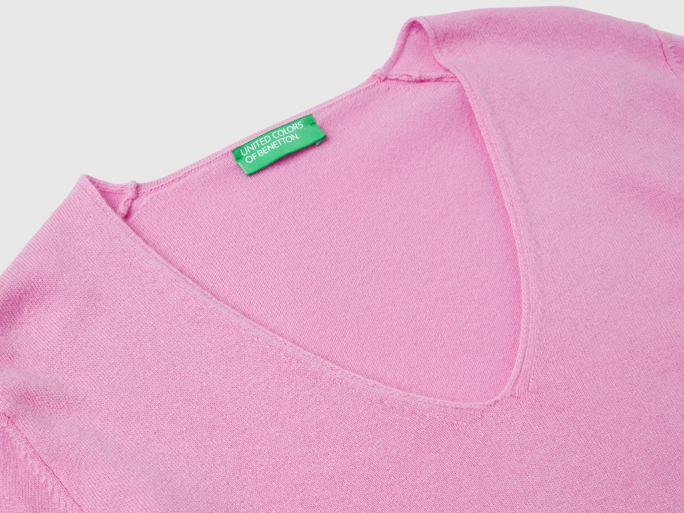 Lilac V-neck sweater in pure Merino wool