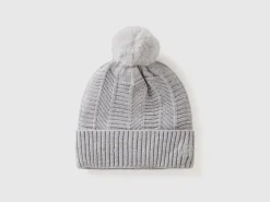 Lined hat with pom pom