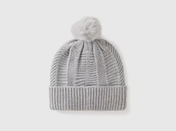 Lined hat with pom pom