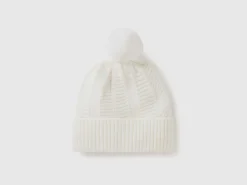 Lined hat with pom pom