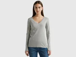 Long sleeve t-shirt with V-neck