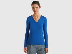 Long sleeve t-shirt with V-neck