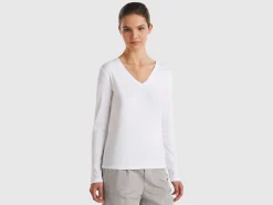 Long sleeve t-shirt with V-neck