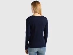 Long sleeve t-shirt with V-neck