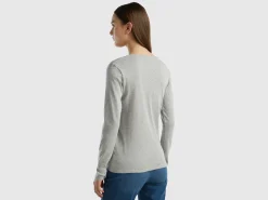 Long sleeve t-shirt with V-neck
