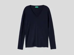 Long sleeve t-shirt with V-neck
