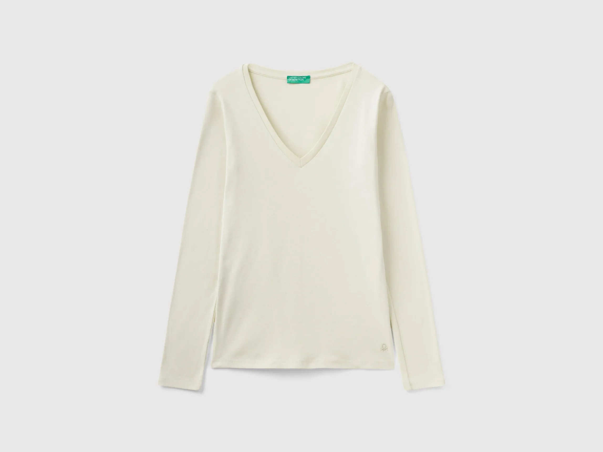 Long sleeve t-shirt with V-neck