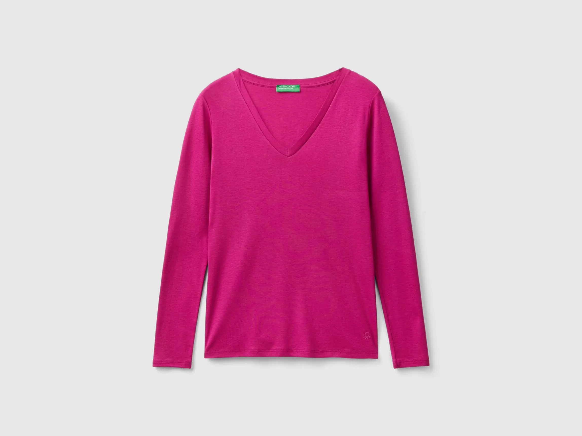 Long sleeve t-shirt with V-neck