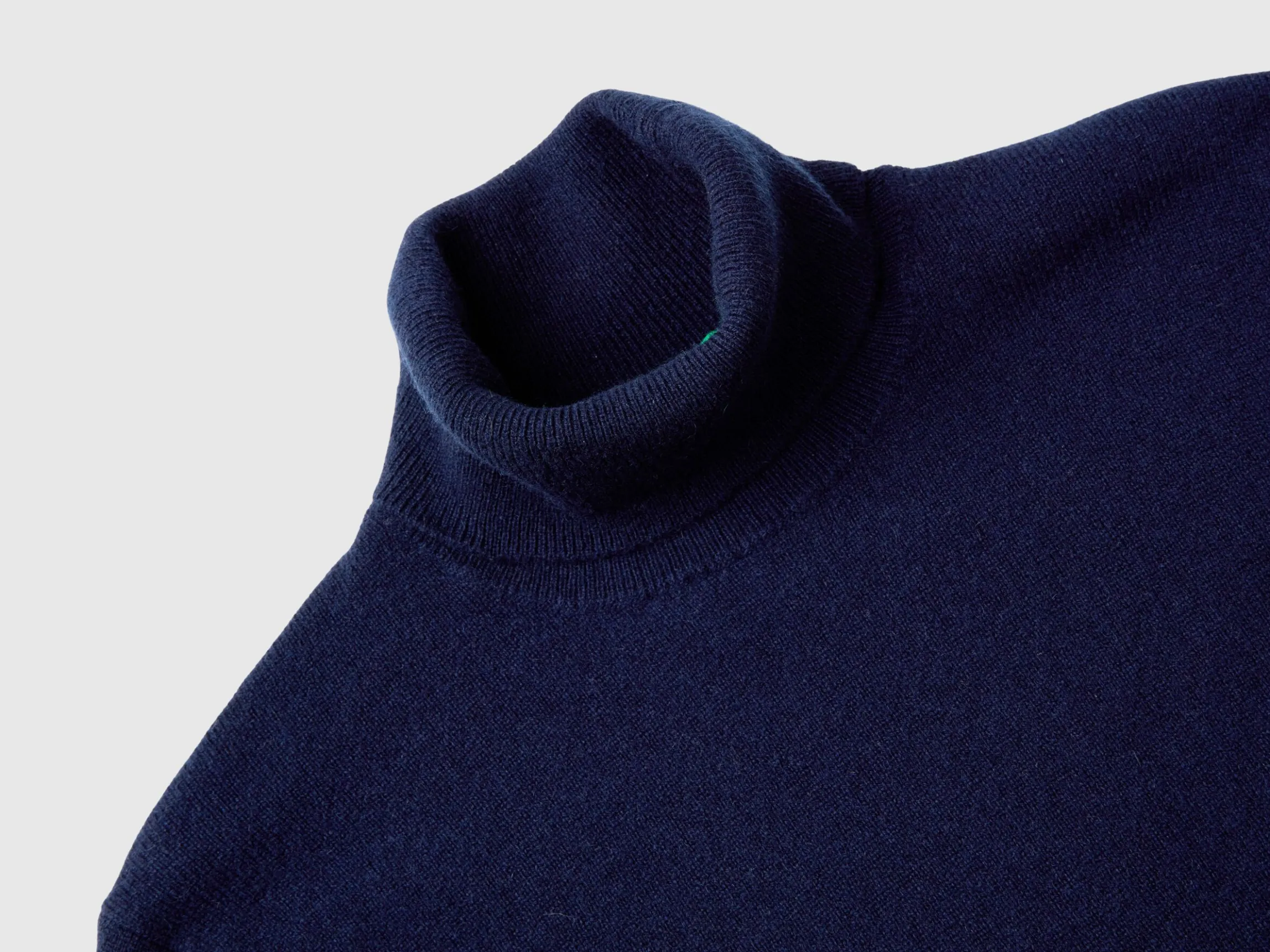 Midnight blue turtleneck in pure cashmere