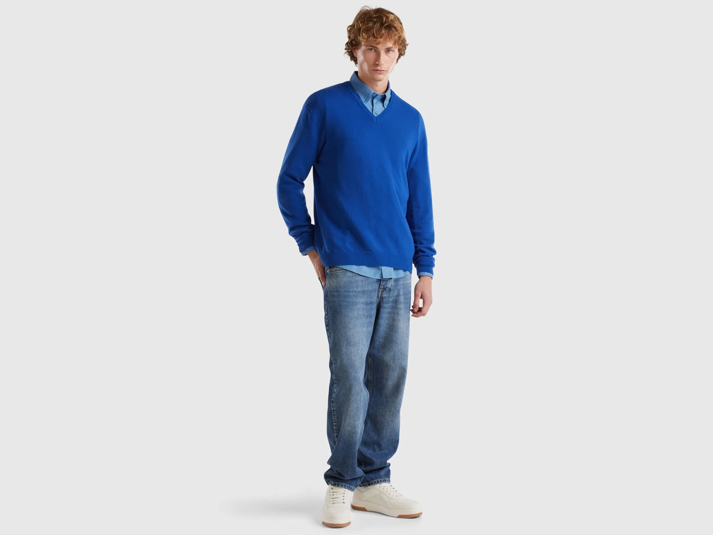 Midnight blue V-neck sweater in pure Merino wool