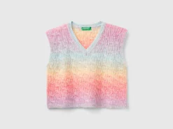 Multicolored vest with cables