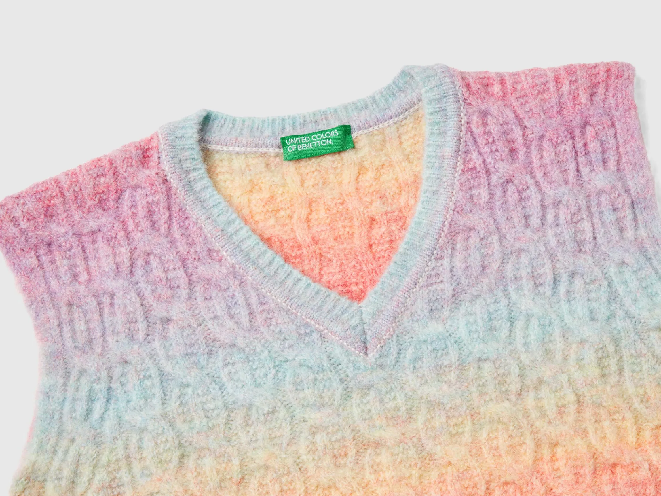 Multicolored vest with cables