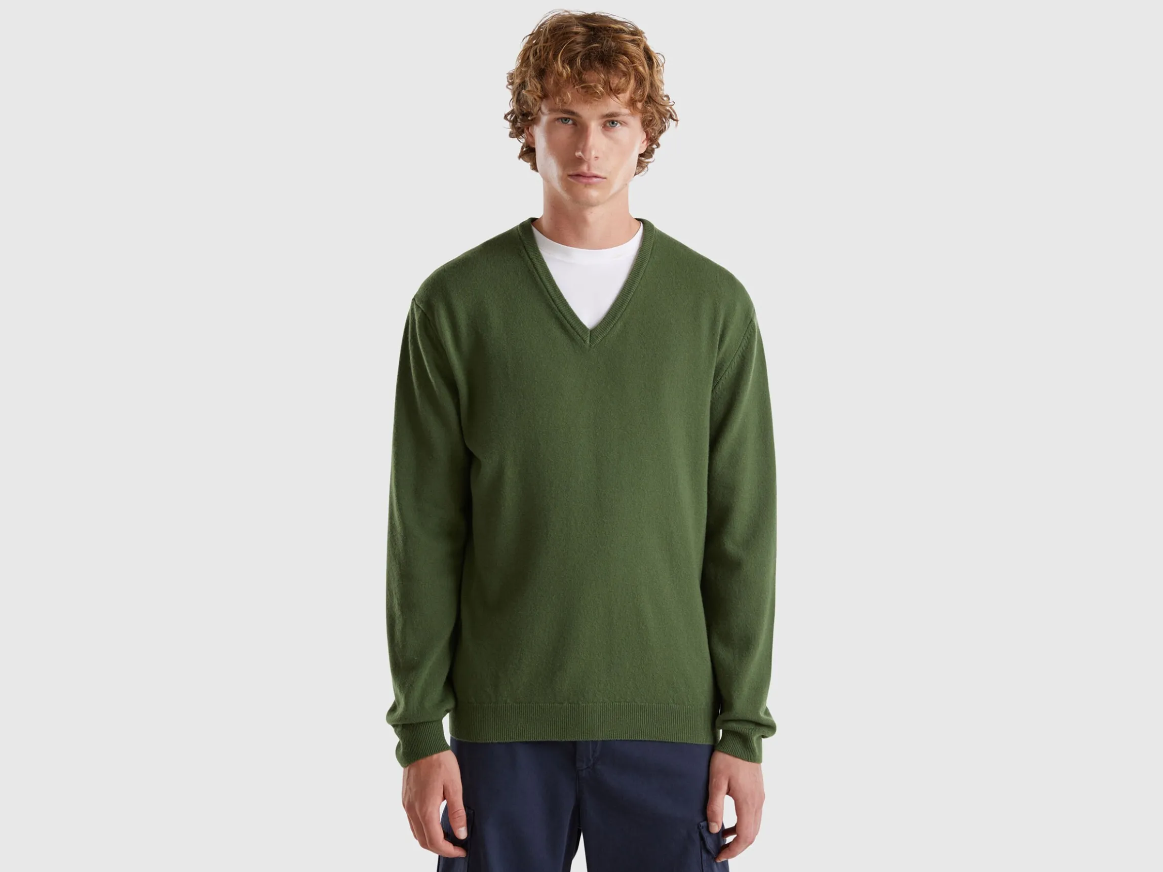 Olive green V-neck sweater in pure Merino wool