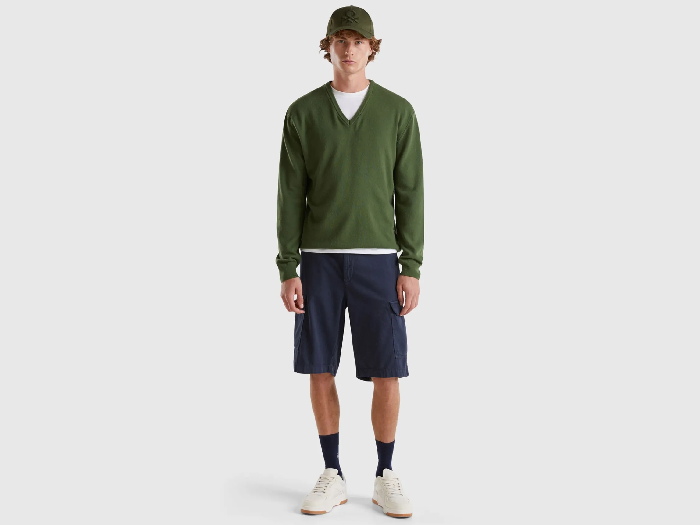 Olive green V-neck sweater in pure Merino wool