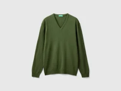 Olive green V-neck sweater in pure Merino wool