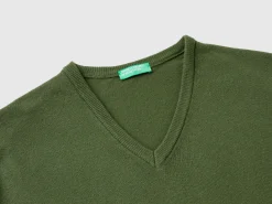 Olive green V-neck sweater in pure Merino wool