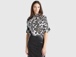Patterned blouse with rouches on the neck