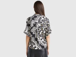 Patterned blouse with rouches on the neck