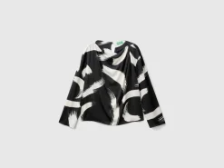 Patterned flowy blouse