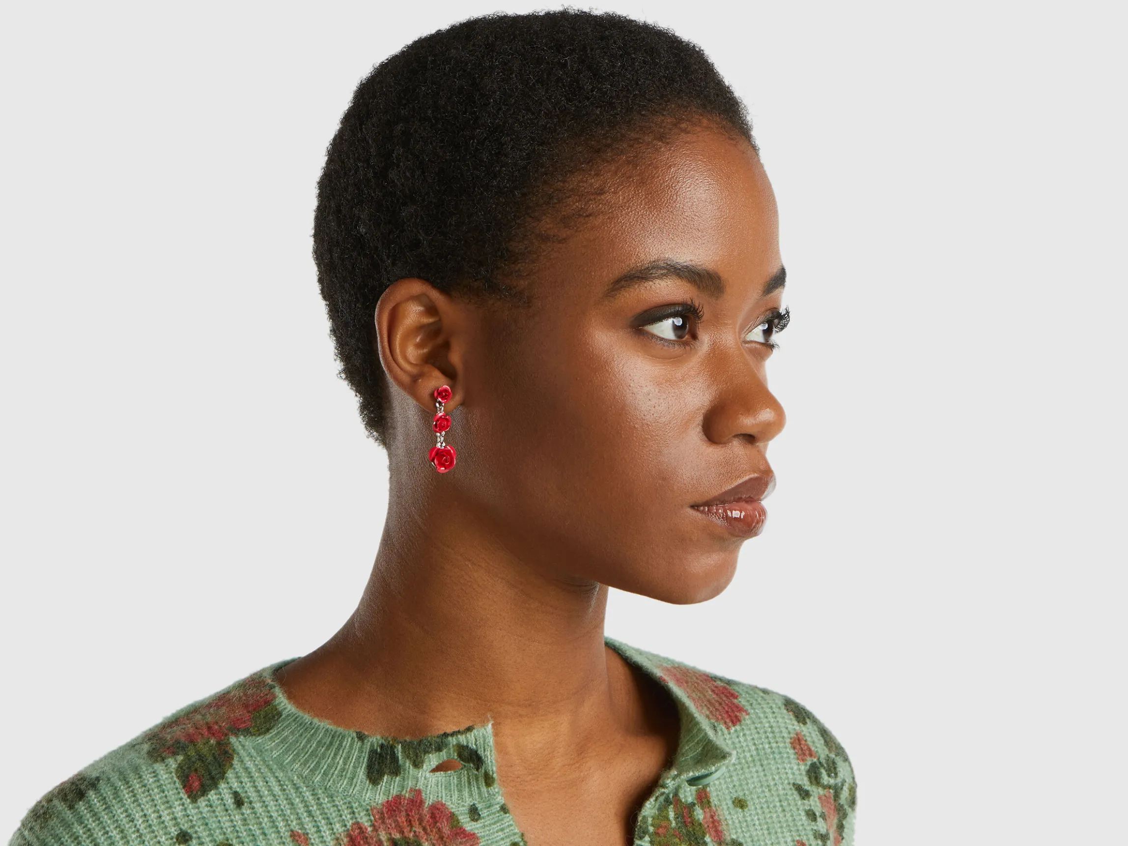 Pendant earrings with roses