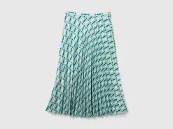 Pleated skirt with geometric pattern