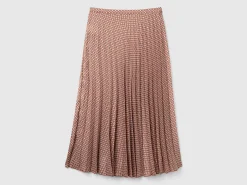 Pleated skirt with geometric pattern