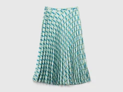 Pleated skirt with geometric pattern