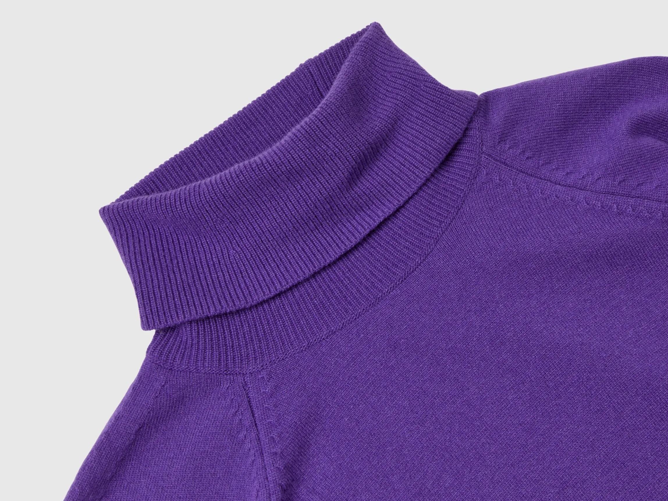 Purple turtleneck in wool and cashmere blend