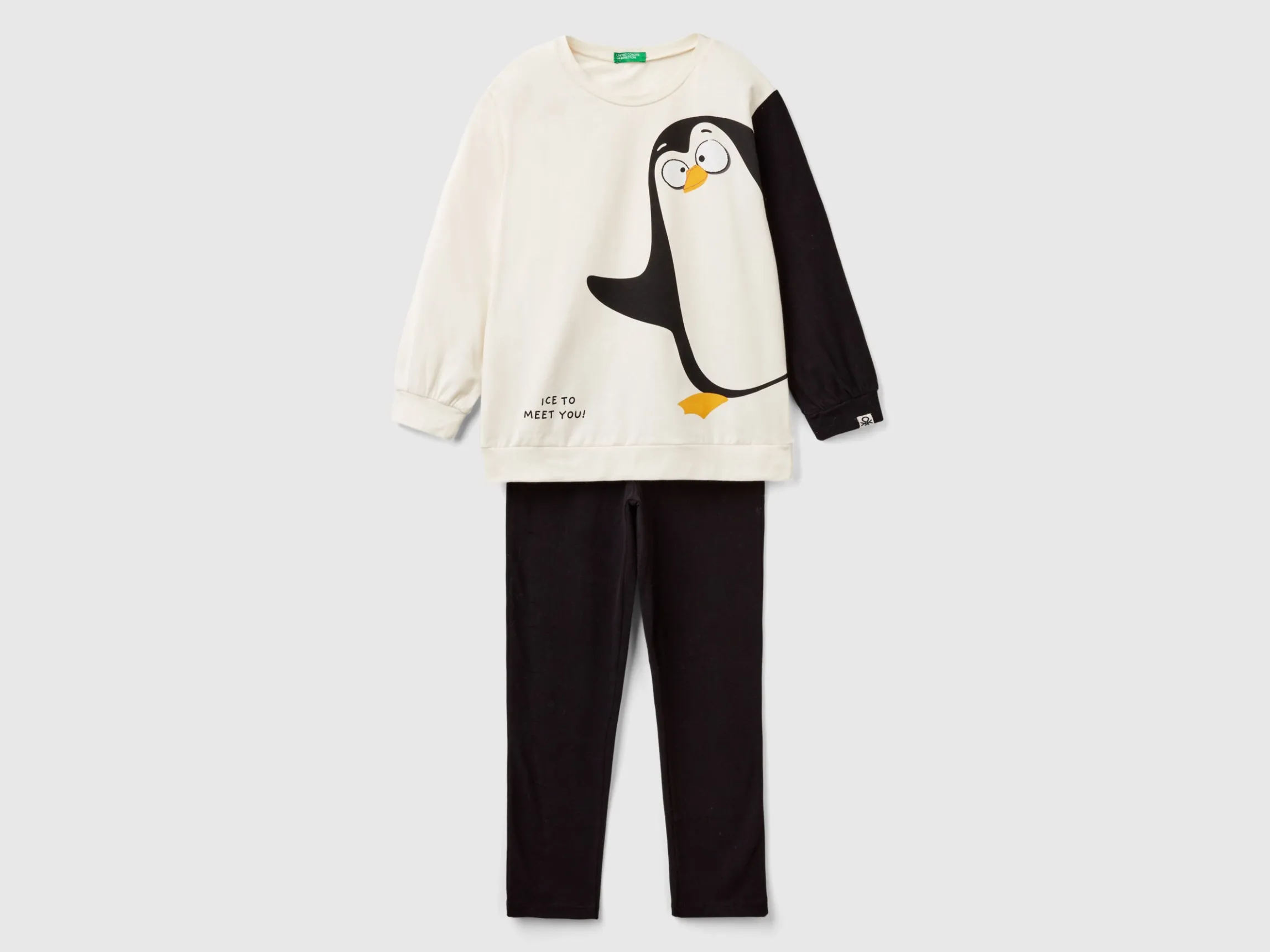 Pyjamas with penguin print