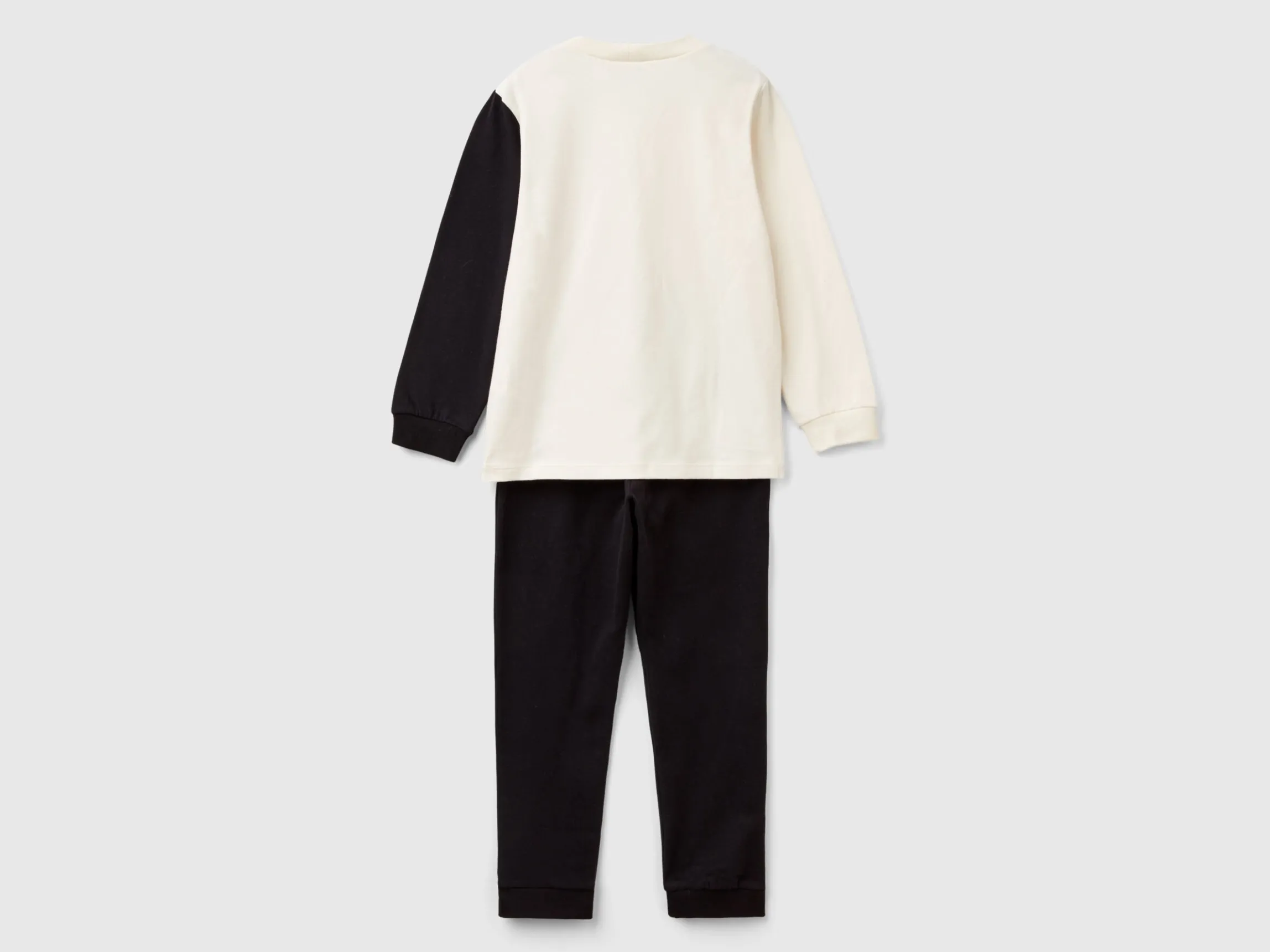Pyjamas with penguin print