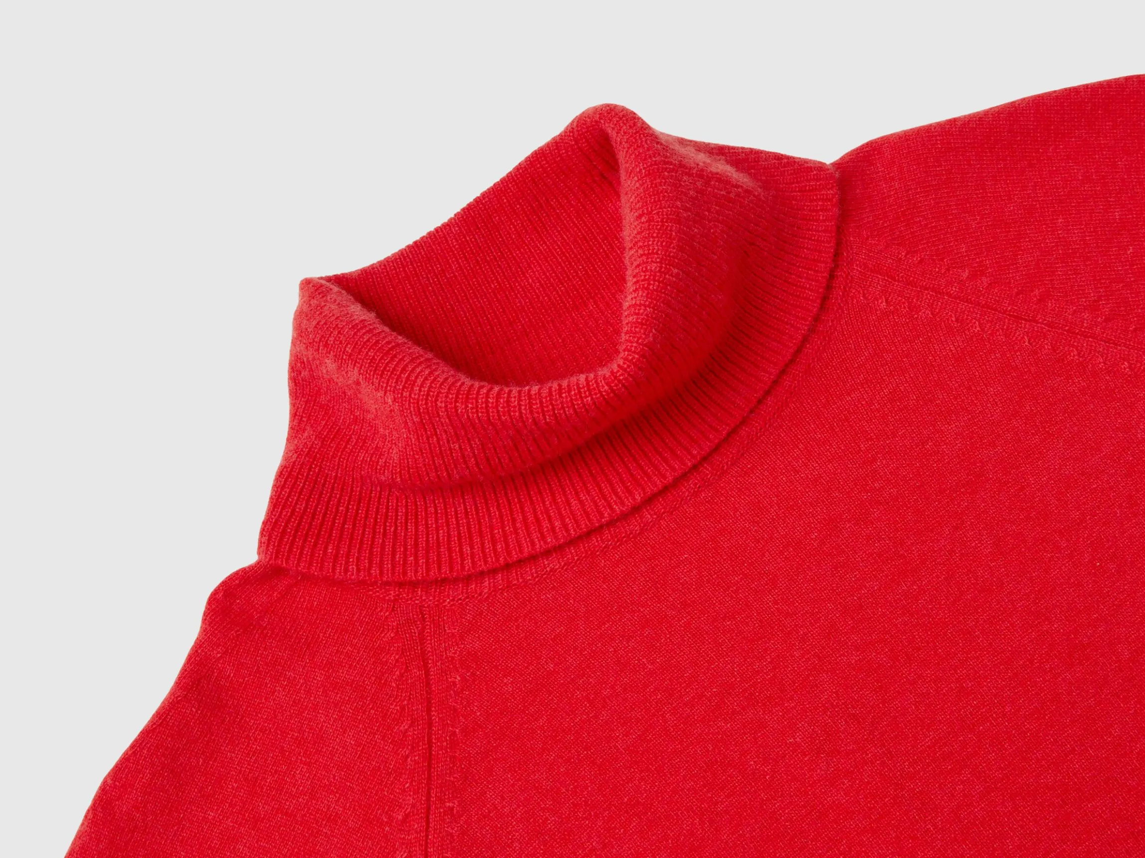 Red turtleneck in wool and cashmere blend