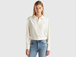 Regular fit flowy shirt