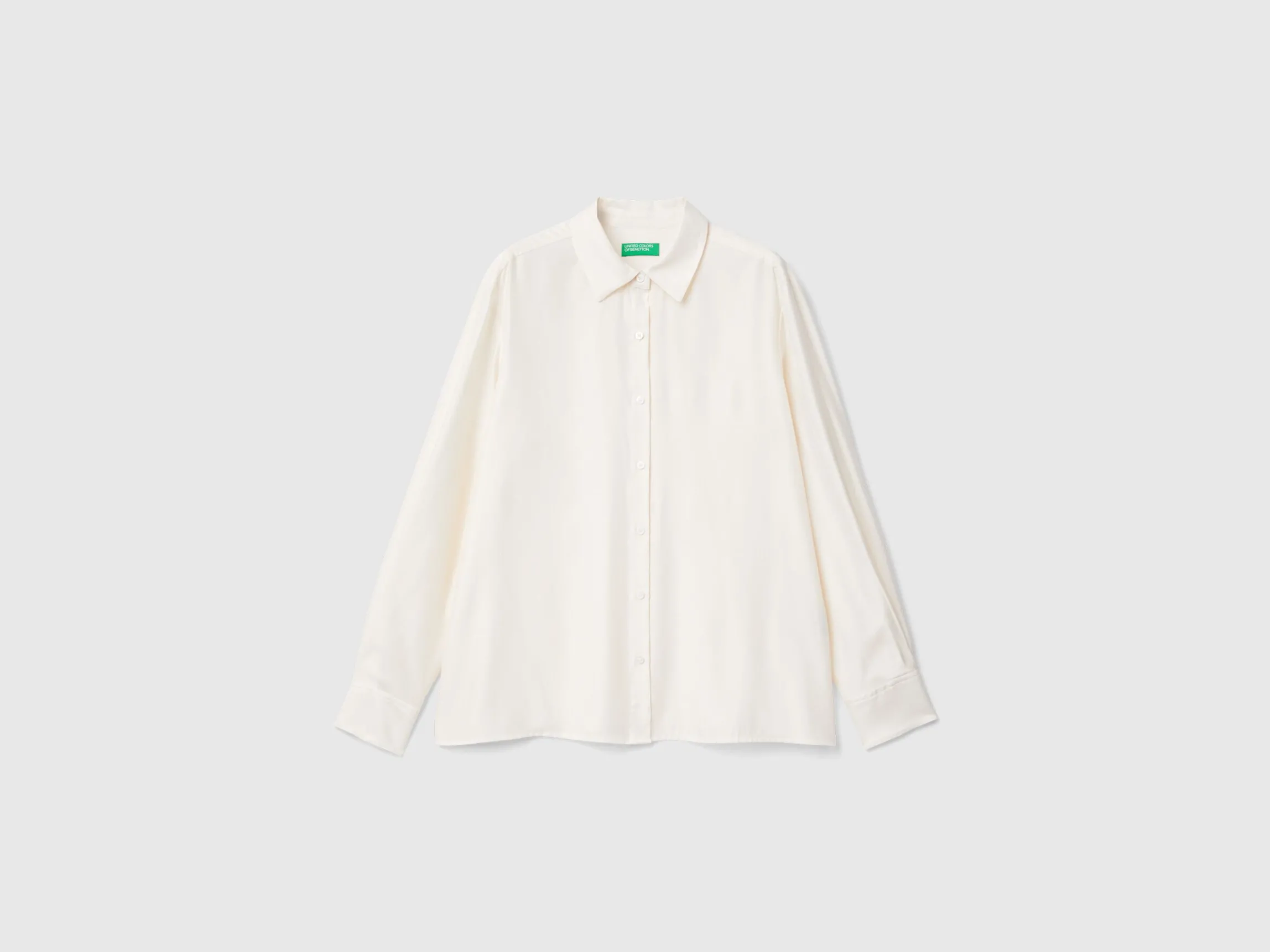 Regular fit flowy shirt