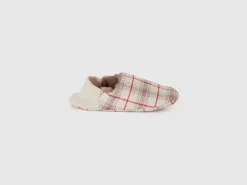 Reversible faux fur slippers
