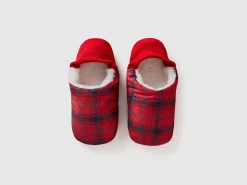 Reversible faux fur slippers