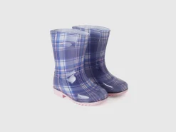 Rubber rain boots