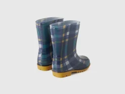 Rubber rain boots