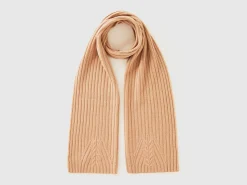 Scarf with cable knit