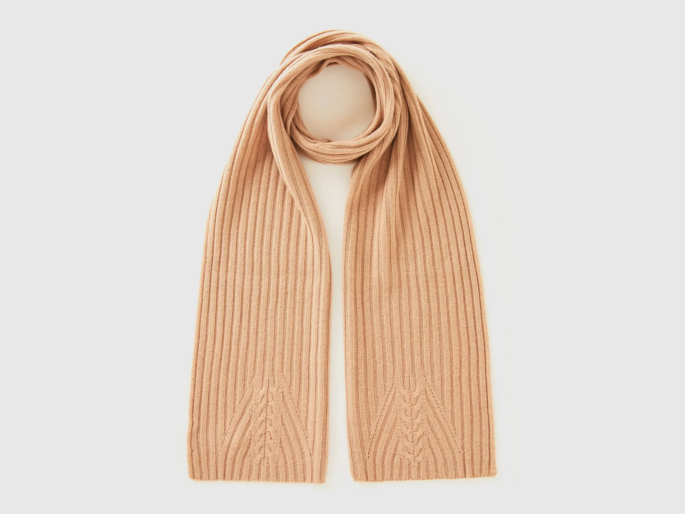 Scarf with cable knit