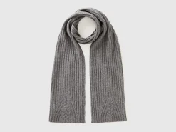 Scarf with cable knit