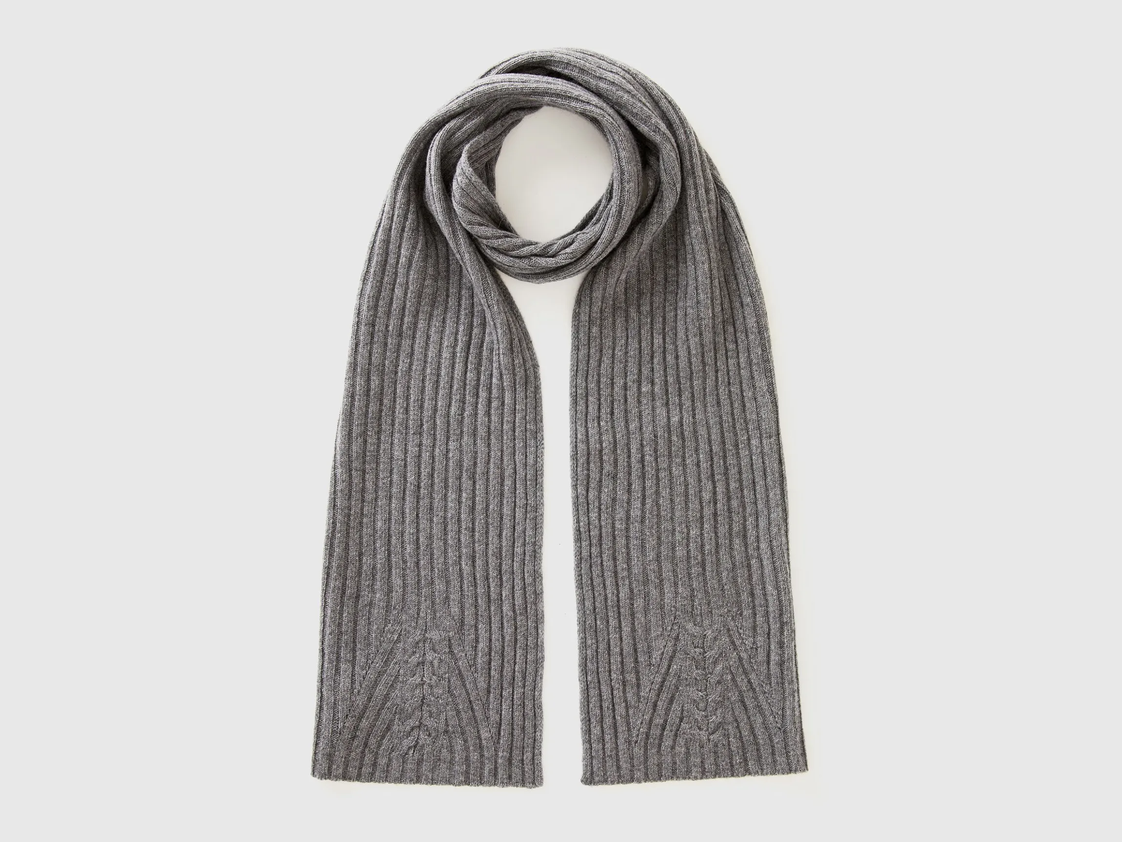 Scarf with cable knit