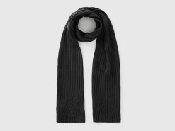 Scarf with cable knit