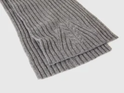Scarf with cable knit