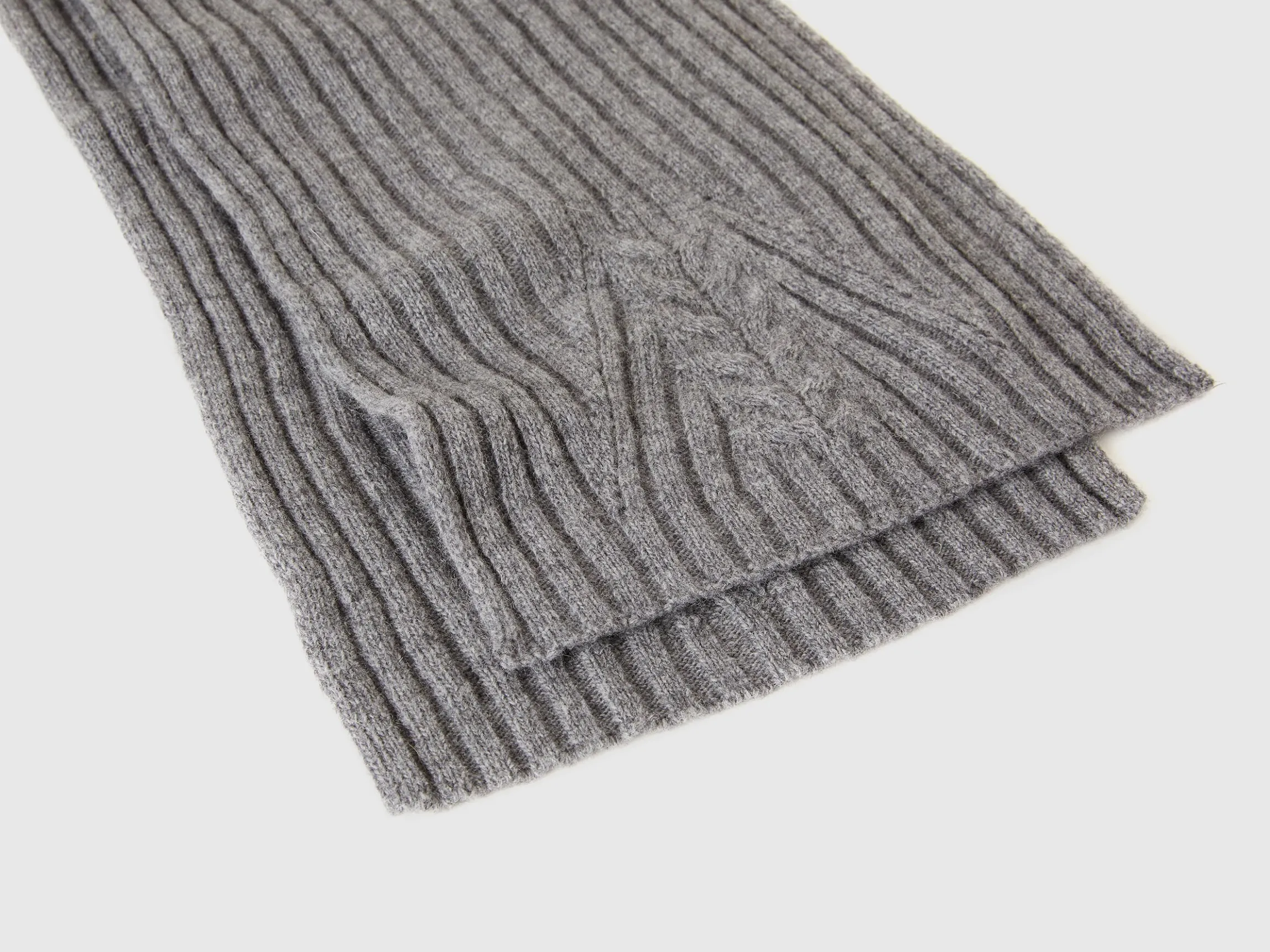 Scarf with cable knit