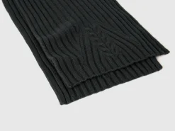 Scarf with cable knit