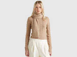 Scarf with cable knit