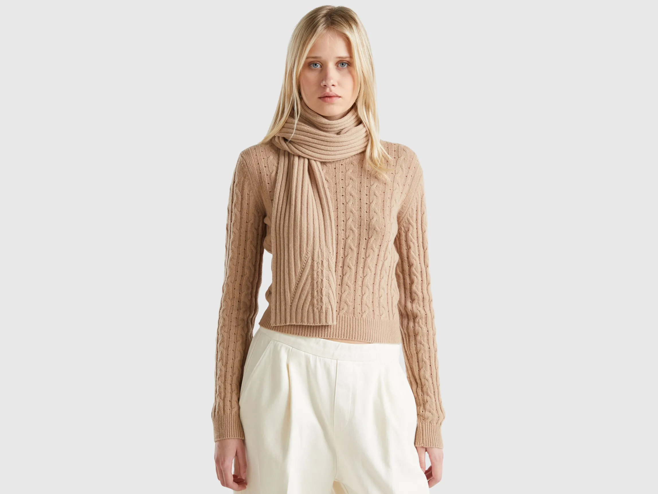 Scarf with cable knit